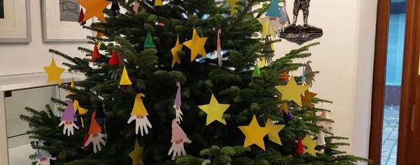 Weihnachtsbaum im Rathaus geschmückt