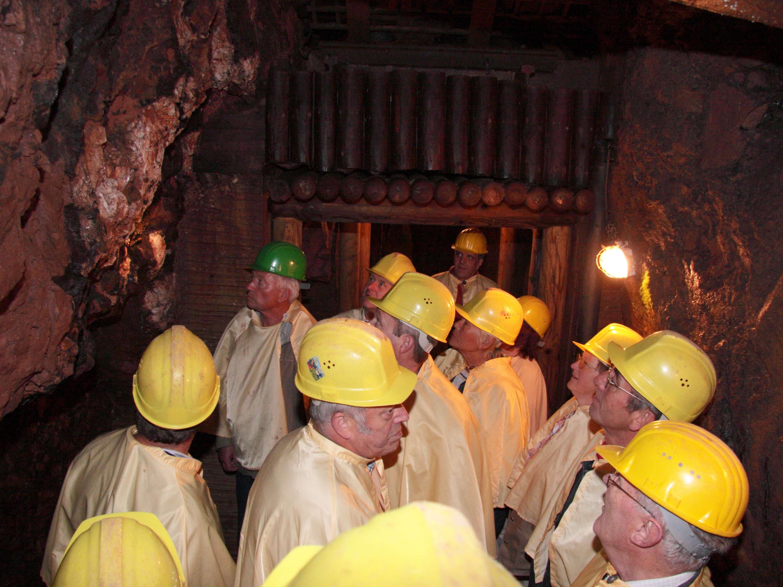  Besuchergruppe im Bergwerksstollen 
