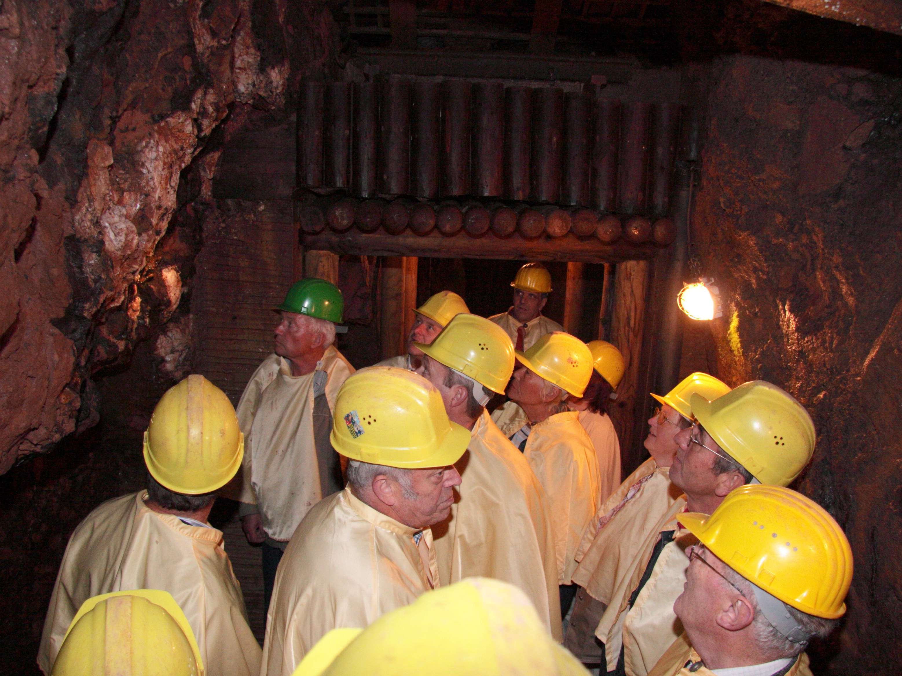  Besuchergruppe im Bergwerk 